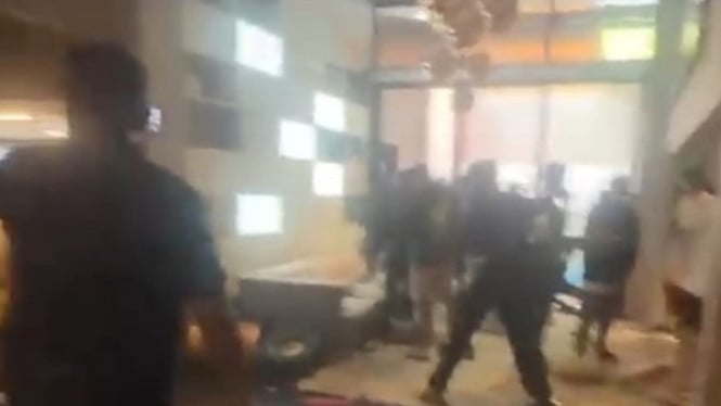 Rumah Anggota DPR Ahmad Sahroni Diamuk Massa: Patung Iron Man Berhasil Dibawa
