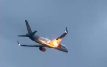 Pesawat Boeing Terbakar di Udara, 281 Orang Selamat setelah Pendaratan Darurat Dramatis