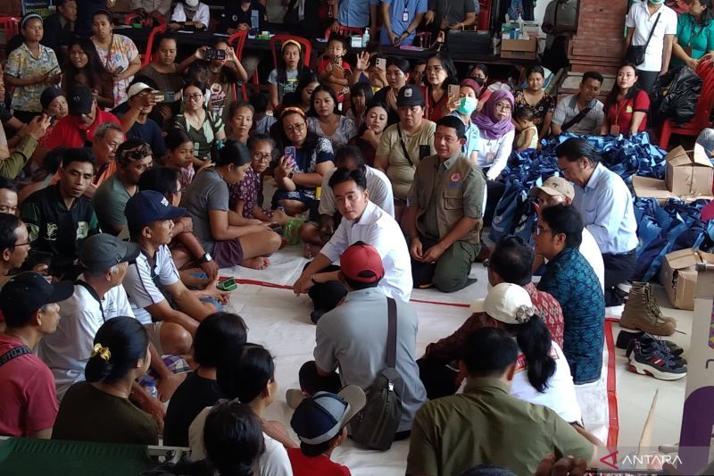 Sambangi Korban Banjir Bali, Gibran Bagikan Paket Bantuan dan Berdialog dengan Pengungsi